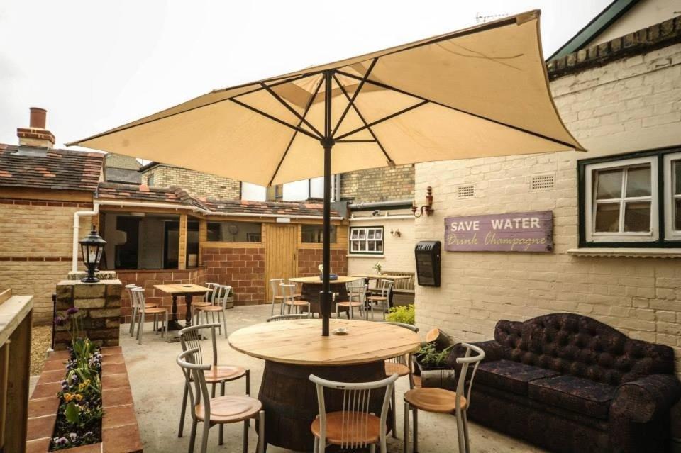 The Carpenter'S Arms Hotel เคมบริดจ์ ภายนอก รูปภาพ